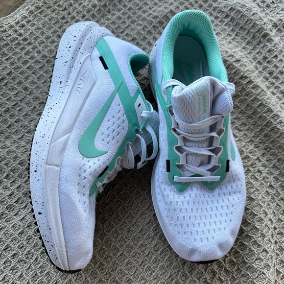 Nike Women's Athletic Shoes in White and Mint - Picture 3 of 6
